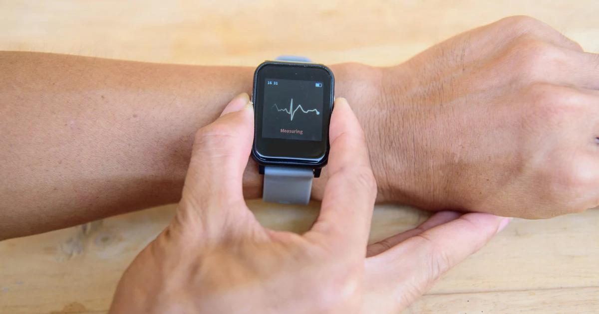 क्या आपकी स्मार्टवॉच मेडिकल ECG की जगह ले सकती है? विशेषज्ञ बताते हैं